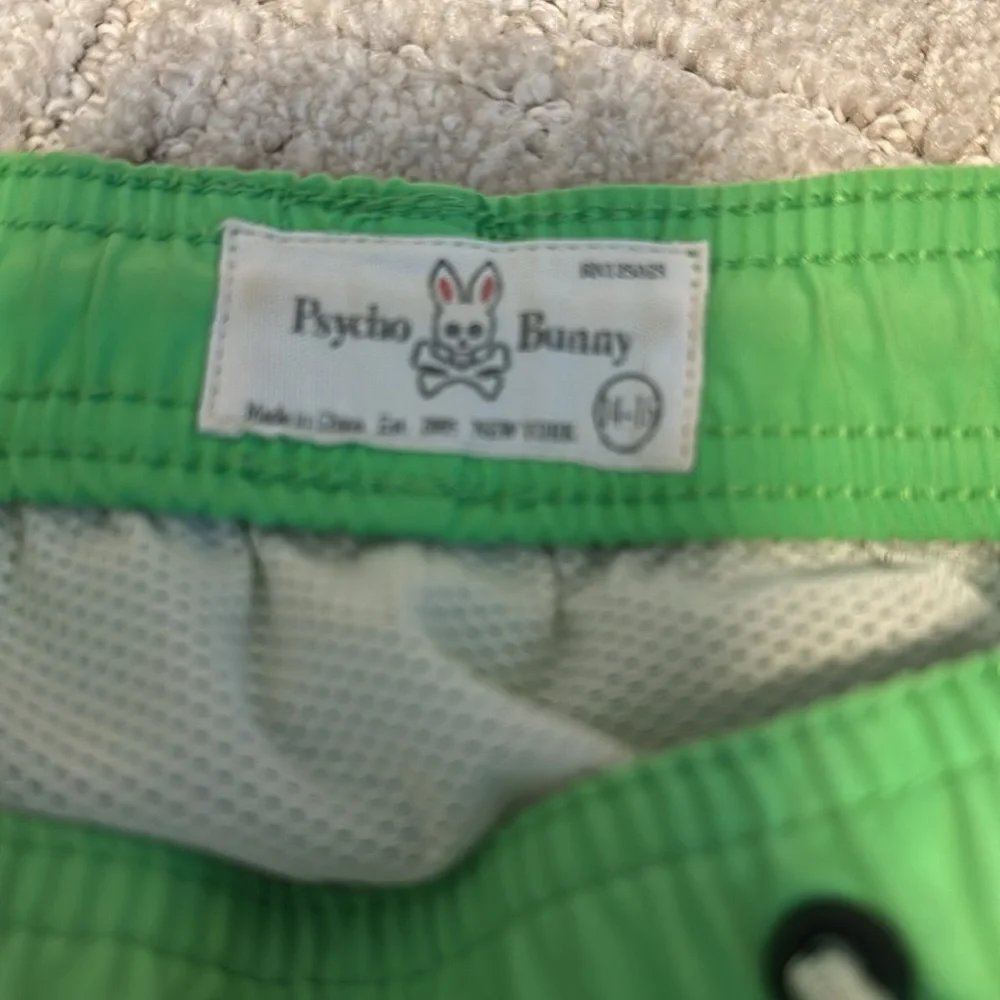 Psycho bunny swim trunk. Side pockets and Velcro pocket on the back.